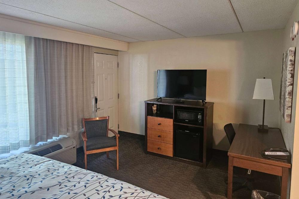 King Room - Non-Smoking interior