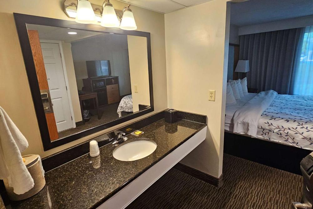King Room with Courtyard View - Non-Smoking interior